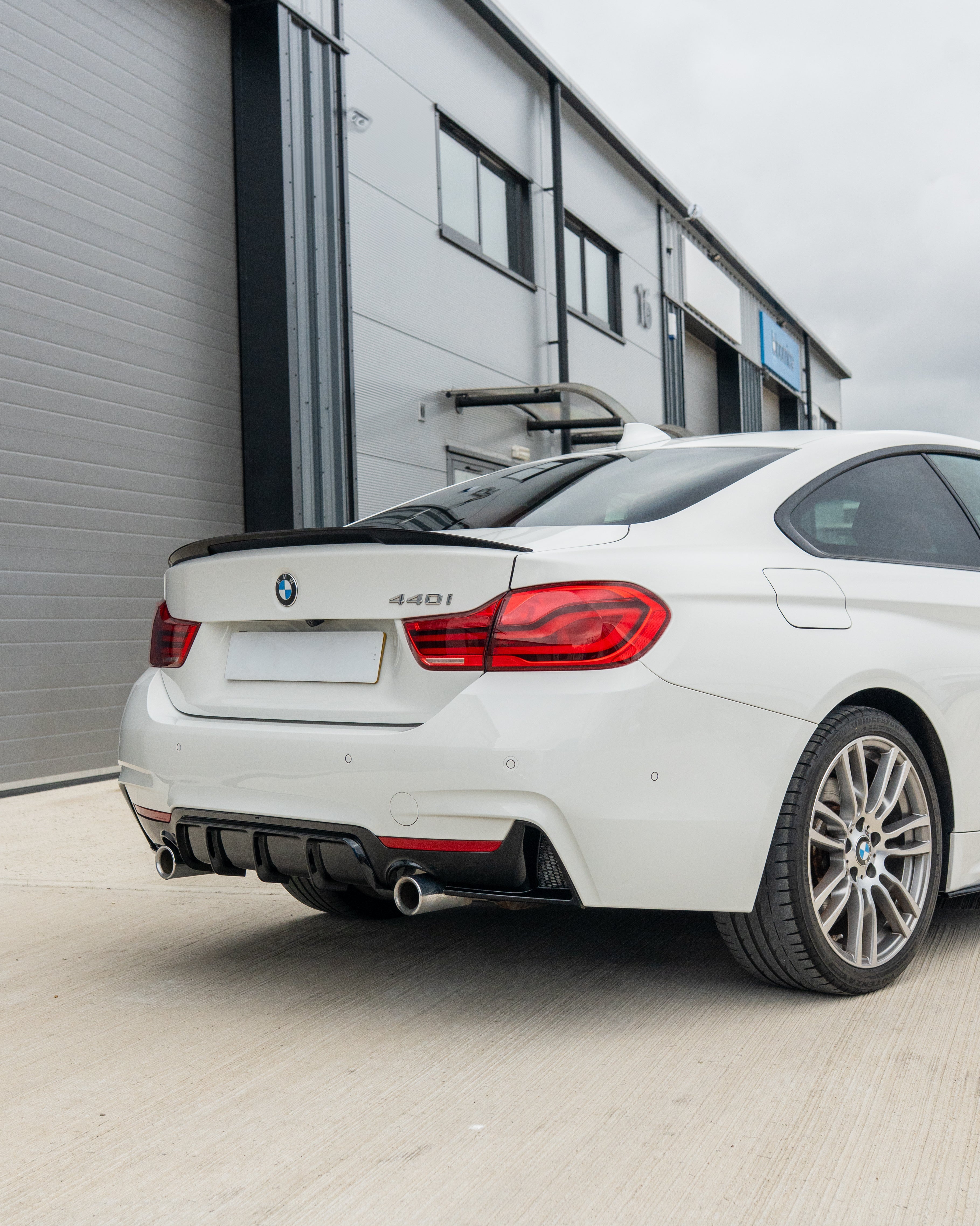 BMW 4 SERIES F32/F33/F36 GLOSS BLACK DUAL EXIT EXHAUST DIFFUSER